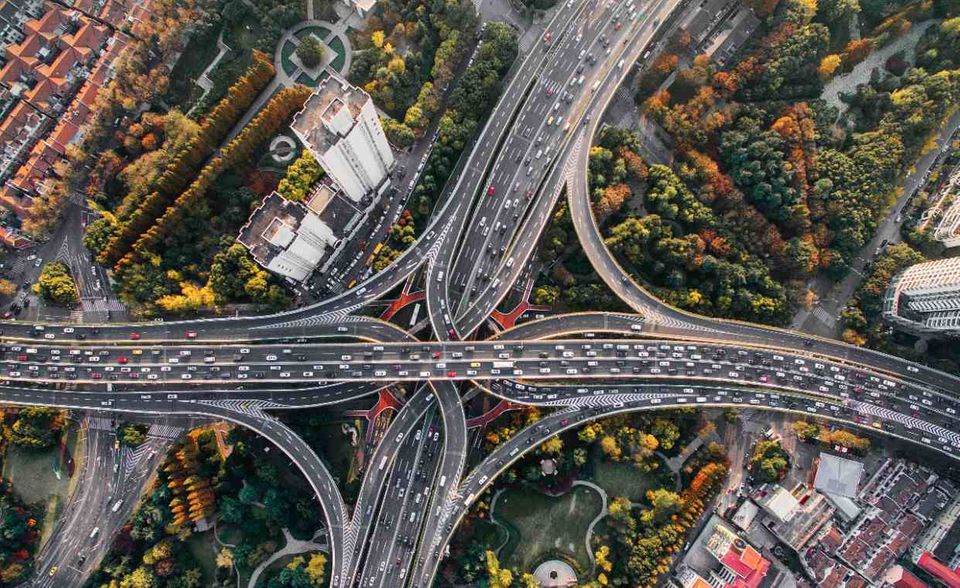 Auf dem Papier fällt Chinas CO2-Bilanz besser aus als die Deutschlands. Pro Einwohner wurden in der Volksrepublik 2018 rund 8,0 Millionen Tonnen CO2 aus fossilen Brennstoffen freigesetzt. Aufgrund der hohen Einwohnerzahl war China letztlich aber laut der EU-Kommission für 30 Prozent des weltweiten CO2-Ausstoßes verantwortlich. Dessen Menge erhöhte sich demnach im Vergleich zum Vorjahr um 1,5 Prozent. Der Pro-Kopf-Wert hat sich seit 1990 vervierfacht. Die CO2-Emissionen im Verkehr explodierten in diesem Zeitraum um 780 Prozent. In Deutschland hat sich dieser Wert seit 1990 um zwei Prozent verringert.
