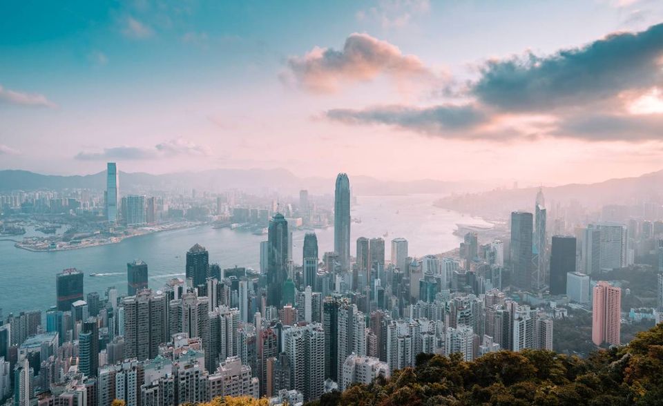 Hongkong wird im Klimabericht der EU-Kommission getrennt von der Volksrepublik China ausgewiesen. Die CO2-Bilanz der ehemaligen Kronkolonie fiel mit 6,1 Tonnen sehr viel niedriger aus als die in Festlandchina (8,0 Tonnen). Allerdings wurde in allen Wirtschaftssektoren seit 1990 mehr Kohlendioxid freigesetzt.