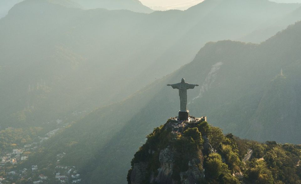 Brasilien kam auf 2,4 Tonnen CO2 je Einwohner. Das war aber nur der Wert für die fossilen Brennstoffe. Zur Menge der freigesetzten Treibhausgase lagen der EU-Kommission nur Zahlen aus dem Jahr 2015 vor. Ihre Klimaschädlichkeit lag bei einem CO2-Äquivalent von rund 6,0 Tonnen, also mehr als doppelt so viel wie beim fossilen Kohlendioxid. In Deutschland fiel der Treibhausgas-Wert hingegen nur rund 20 Prozent höher aus als die CO2-Bilanz.