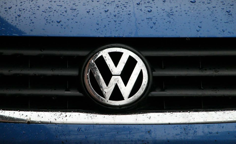 VW hat knapp den Einzug in die Top 3 der wertvollsten deutschen Marken verpasst. Der Autobauer aus Wolfsburg belegte im weltweiten Ranking Platz 40. Der Marktwert stieg demnach um sechs Prozent auf 12,92 Mrd. Dollar.
