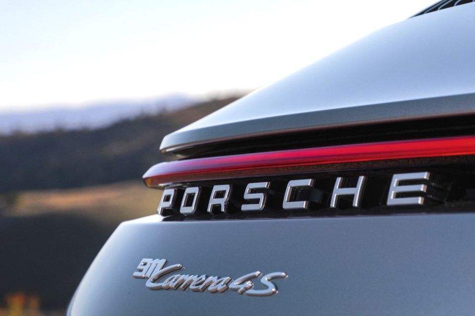 Die Autoindustrie ist und bleibt das Aushängeschild für „Made in Germany“ in der Welt. Fünf der neun wertvollsten deutschen Marken fallen in diese Kategorie. Den Anfang macht Porsche auf Platz 50. Der Autobauer konnte laut Interbrand den Marktwert um neun Prozent auf 11,65 Mrd. Dollar steigern.