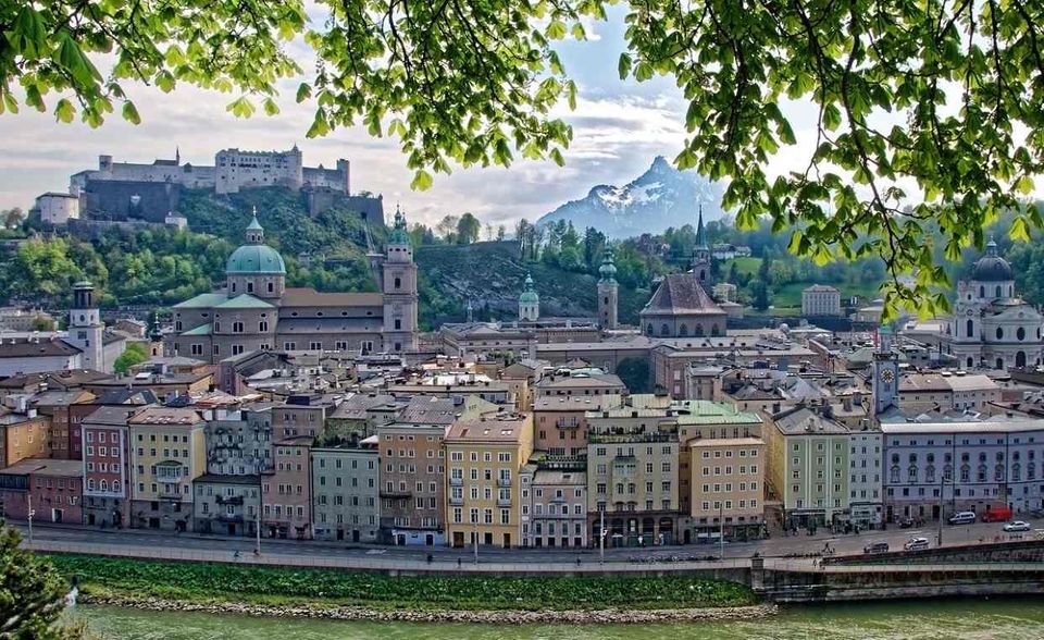 Der „Lonely Planet“ kürt Salzburg zur Top-Stadt 2020 für Reisende. Der Grund: 100 Jahre Salzburger Festspiele. Vom 18. Juli bis 30. August 2020 zelebriert die österreichische Metropole das Jubiläum unter dem Motto „Die ganze Stadt ist Bühne“. Auch jenseits der eigentlichen Festspiele mit der „Jedermann“-Inszenierung können Besucher bei Ausstellungen, Diskussionsrunden und Installationen im öffentlichen Raum mitfeiern.
