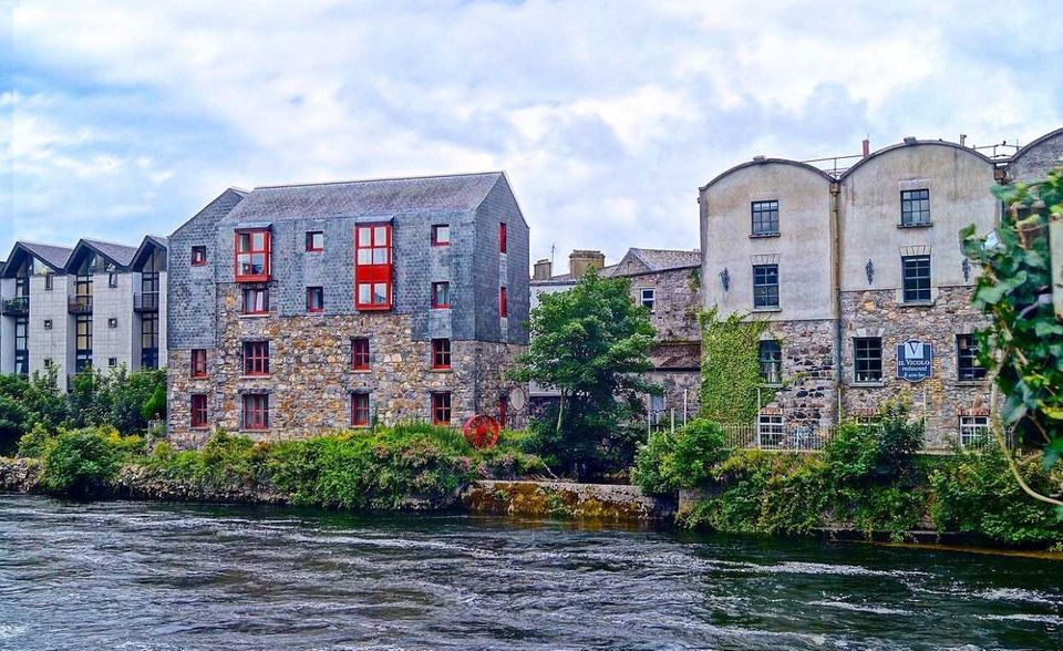Für Irlandfans führt seit Jahrzehnten kein Weg an Galway vorbei. Die Stadt an der Westküste ist mit dem Auto oder Bus in weniger als drei Stunden von Dublin aus erreicht. Sie bietet den perfekten Ausgangspunkt für Ausflüge gen Norden oder die südlich gelegenen Halbinseln Dingle und Kerry. Das ohnehin schon bunte Kulturprogramm der Stadt hat 2020 noch mehr zu bieten. Denn Galway ist 2020 neben Rijeka in Kroatien europäische Kulturhauptstadt.