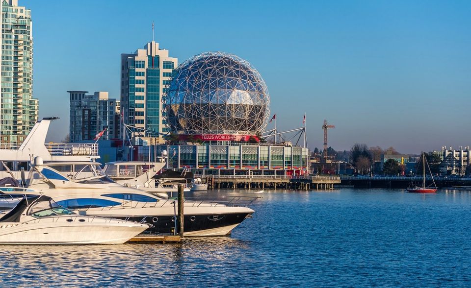 Die Anreise ist nicht gerade klimafreundlich. Aber zumindest vor Ort bietet Vancouver Urlaubern viel Gelegenheit, den Urlaub möglichst „grün“ zu gestalten. Das ist fast schon Ehrensache. In der Metropole an der kanadischen Westküste wurde 1971 die Umweltschutzorganisation Greenpeace gegründet. Vancouver will 2020 zu einem globalen Vorreiter bei urbaner Nachhaltigkeit werden. Urlauber spüren das beim gut ausgebauten Netz an Rad- und Wanderwegen oder im öffentlichen Nahverkehr, wie der „Lonely Planet“ lobt.