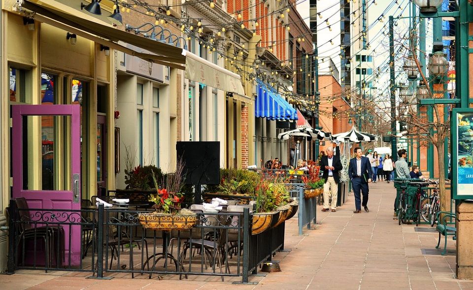 Denver dreht auf und die Reiseexperten vom „Lonely Planet“ würdigen das mit einem Platz auf der Liste der besten Städte 2020. Hippe Hotels verwandeln den bisherigen Leerstand in der Hauptstadt des US-Bundesstaats Colorado in einen Standortvorteil. Ambitionierte Gastronomen locken Touristen mit einem Mix aus regionaler Küche und internationalen Spezialitäten. Besonders die Kunstszene hat es dem „Lonely Planet“ angetan.