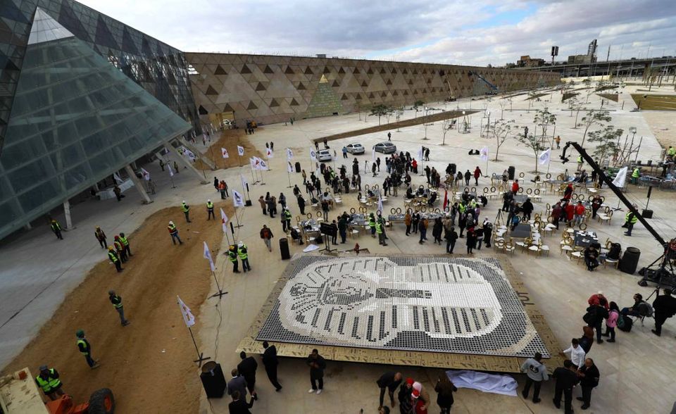 Ägypten war für Generationen von Reisenden ein Sehnsuchtsziel. Politische Unruhen und Terroranschläge haben die Touristenzahlen in den vergangenen Jahren aber teils dramatisch einbrechen lassen. 2020 gibt es nach Ansicht des „Lonely Planet“ einen guten Grund, Kairo eine neue Chance zu geben. Dann soll das Große Ägyptische Museum in Gizeh eröffnet werden. Der Grundstein war bereits 2002 vom damaligen Präsidenten Hosni Mubarak gelegt worden. Immer wieder musste die Eröffnung verschoben werden. 2020 aber soll das größte archäologische Museum der Welt endlich die Pforten öffnen.