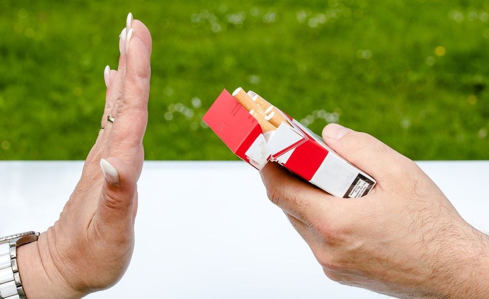 34 Prozent der Befragten gaben an, im neuen Jahr mit dem Rauchen aufhören zu wollen. Der Nikotinverzicht ist zwar alljährlicher Dauerbrenner unter den guten Vorsätzen, wurde 2020 aber noch beliebter: 2019 nannten lediglich 16 Prozent der Befragten diesen guten Vorsatz.