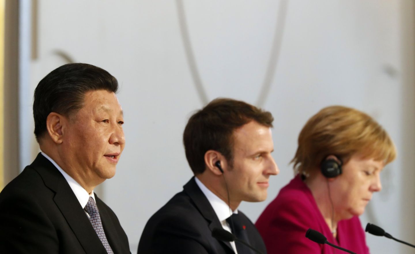 Chinas Staatspräsident Xi Jinping (l.) bei einer Pressekonferenz mit Frankreichs Präsident Emmanuel Macron und Bundeskanzlerin Angela Merkel