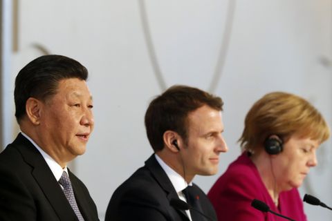 Chinas Staatspräsident Xi Jinping (l.) bei einer Pressekonferenz mit Frankreichs Präsident Emmanuel Macron und Bundeskanzlerin Angela Merkel