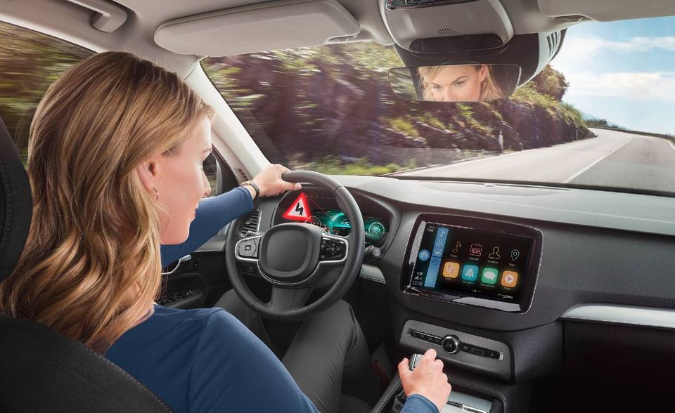 Bosch Künstliche Intelligenz lautet auch das Stichwort bei Bosch. Schon vor der Messe gewann das Unternehmen für sein 3D-Display den Innovation Award in der Kategorie „Vehicle Intelligence & Transportation.“ Mit der Technologie soll der Fahrer Warnsymbole auf dem Fahrzeugsdisplay schneller wahrnehmen. Weiter stellte Bosch ein Fahrassistenzsystem vor, das den Fahrern anhand den Bewegungen der Augenlider, Blickrichtung und Haltung analysiert und vor kritischen Situationen warnt – etwa, wenn er bzw. sie müde wird.