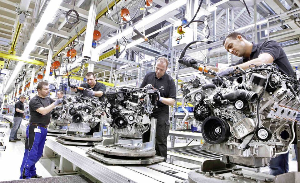 #6 Daimler Daimler ist der erste Arbeitgeber in den Top 10, der 2019 schlechter abgeschnitten hat als im Vorjahr. Der Autobauer sackte um zwei Plätze auf Rang sechs ab, konnte allerdings die Gesamtbewertung von 4,4 halten. Der Abwärtstrend war laut Glassdoor symptomatisch für die Automobilbranche. Schlechter schnitten ebenfalls BMW (von Platz sieben auf zwölf) und Volkswagen (von 13 auf 22) ab. Audi fiel nach Platz zwölf ganz aus den Top 25 heraus. Allerdings genießen Autobauer und Zulieferer insgesamt einen guten Ruf unter Mitarbeitern. 9 der 25 am besten bewerteten Unternehmen gehören laut Glassdoor zur Automobilbranche.