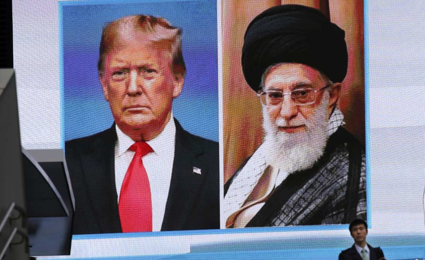 Die Kontrahenten: US-Präsident Trump und Irans geistlicher Führer Chamenei sind in Tokio auf einem riesigen Bildschirm zu sehen