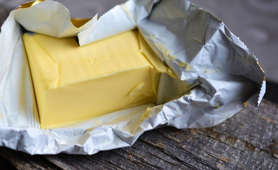 Das überrascht viele Verbraucher: Butter gilt gemeinhin als das Lebensmittel mit der schlechtesten CO2-Bilanz. „Bei der Herstellung eines Kilos werden 24 Kilo CO2-Emissionen ausgestoßen“, berichtete der WDR unter Berufung auf das Wuppertal Institut für Klima, Umwelt, Energie. Die Ursache ist auch hier der hohe Ausstoß von Methangas durch Kühe. Die Ökobilanz der Butter fällt im Schnitt so schlecht aus, weil in ihr besonders viel Milch verarbeitet werden muss. Allerdings weist Melanie Speck vom Wuppertal Institut ganz richtig darauf hin: „Natürlich isst man an sieben Tagen nicht soviel Butter wie Fleisch.“ Auch in dieser Hinsicht kann sich ein vermeintlicher „Klimakiller“-Ruf schnell relativieren.