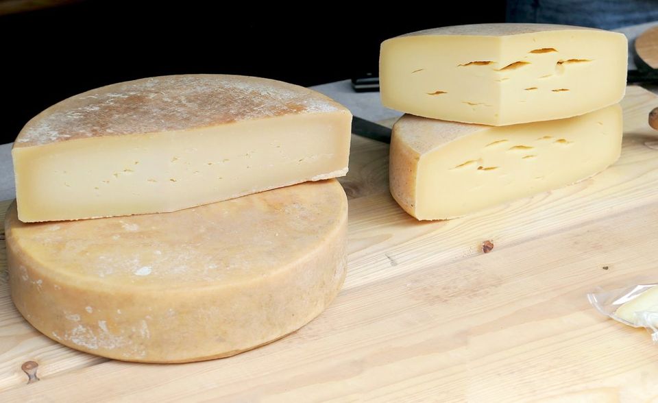 Bei Milchprodukten gilt die Faustregel: Je fetthaltiger sie sind, desto mehr belastet ihre Herstellung die Umwelt. Denn hier wurde besonders viel Milch verarbeitet. Um die acht Kilo CO2-Äquivalente sollen es bei Käse und Sahne sein.