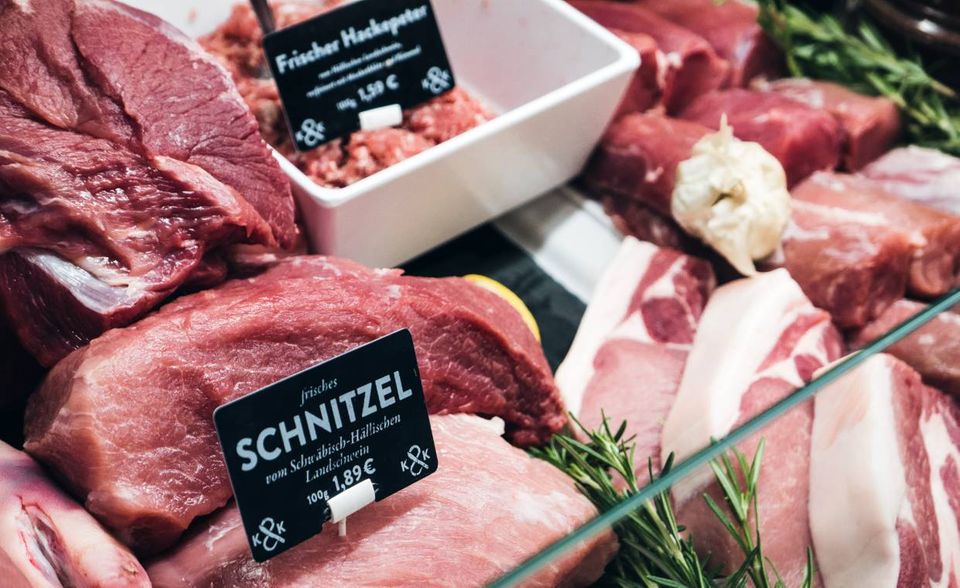 Schwein und Geflügel haben also auf dem Papier eine bessere Ökobilanz als Rind. Täglicher Fleischkonsum belastet aber grundsätzlich die Umwelt. „Bei der Erzeugung eines Kilos Gemüse, beispielsweise Bohnen, werden dagegen nur 150 Gramm des Treibhausgases freigesetzt. Auch Obst schneidet mit weniger als 500 Gramm CO2 je geerntetem Kilo wesentlich besser ab“, heißt es bei der Verbraucherzentrale. Das Umweltbundesamt gibt beim Fleischkonsum außerdem zu bedenken: „Hinzu kommt, dass der Futtermittelanbau – zum Beispiel von Soja in Südamerika – viel Fläche benötigt, die durch Abholzung des Regenwaldes geschaffen werden muss.“