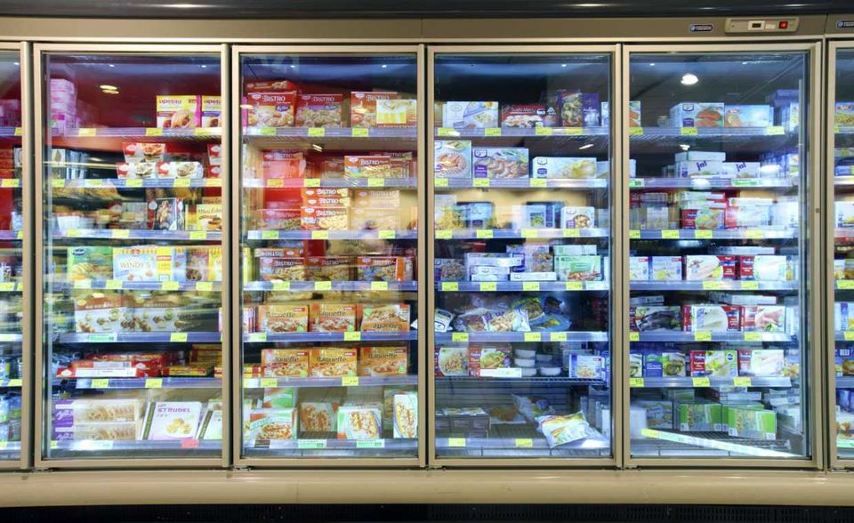 Tiefkühl-Produkte sind praktisch. Eingefrorenes Gemüse gilt zudem wegen des Vitamingehalts als gesündere Alternative zu Dosenware. Bei der Energiebilanz aber sieht es weniger rosig aus. Ein Kilo TK-Pommes etwa soll durch die Verarbeitung und die Kühlung 5,7 Kilo an CO2-Emissionen verursachen, wie das Wuppertal Institut für Klima, Umwelt, Energie laut WDR mit Verweis auf Zahlen des Freiburger Ökoinstituts berichtete. Wer aber deshalb auf die geliebten Tiefkühl-Pommes verzichtet und sie stattdessen häufig per Lieferdienst ordert, hat womöglich eine Milchmädchenrechnung aufgemacht.