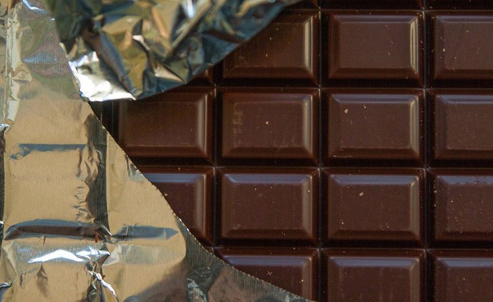 Ernst gemeinter Klimaschutz kann in echten Verzicht ausarten. Das müssen jedenfalls Naschkatzen feststellen. Denn ihre heiß geliebte Schokolade hat dank einer miesen Umweltbilanz womöglich einen zunehmend bitteren Nachgeschmack. „Ökotest“ und WDR geben die reine CO2-Belastung mit 3,5 Kilo pro Kilogramm Schokolade an. Hinzu kommt: Oft steckt Palmöl in Schokoprodukten, für dessen Herstellung große Anbauflächen gerodet werden. Außerdem ist Schokolade nun einmal kein Rohstoff, der sich regional anbauen lässt.