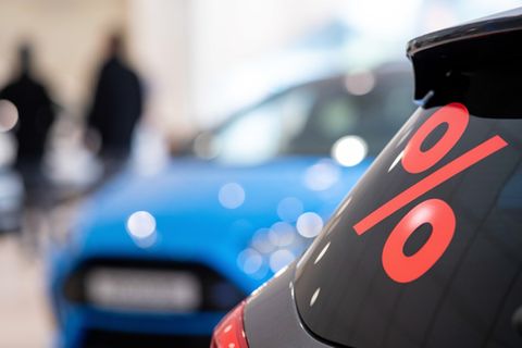 Ein Prozentzeichen klebt auf der Scheibe eines Autos