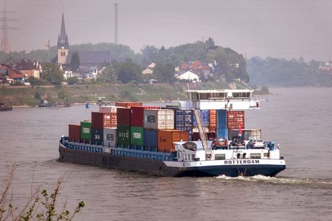 Ein Binnenschiff transportiert Container