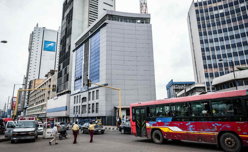In keiner Stadt des Expat City Rankings 2019 wurde die Lebensqualität so schlecht bewertet wie in Lagos. Die größte Stadt Nigerias und bevölkerungsreichste Metropolregion Afrikas wird für Ausländer zur Belastungsprobe. „Es ist hier nicht sicher,“ urteilte laut InterNations ein Expat aus Russland, „und es gibt keinen verfügbaren Nahverkehr.“ Miserable Noten gab es auch für das Arbeitsleben (Platz 75), insbesondere wegen der schlechten Wirtschaftslage. Einziger Lichtblick sind die Menschen. Bei der Frage, wie leicht es ist, Freundschaften zu schließen, schaffte es Lagos weltweit auf Platz fünf.