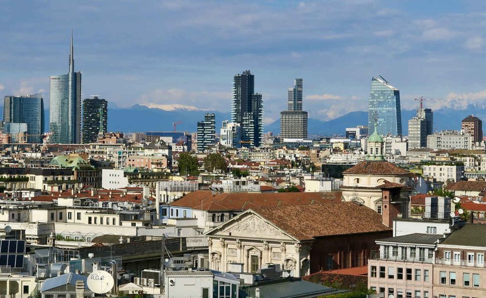 In keiner der 82 untersuchten Städte ist die allgemeine Zufriedenheit mit dem Beruf so schlecht wie in Mailand. Nicht mal jeder zweite Expat (47 Prozent) hatte hier etwas Positives zu berichten, der globale Durchschnitt lag bei 64 Prozent. Etwas überraschend: Befragt nach der politischen Stabilität belegte Mailand gerade mal Platz 75. Nur noch 25 Prozent der Befragten bewerteten die Stadt hier positiv, im Vorjahr waren es noch 44 Prozent gewesen. „Expats haben jetzt mehr Probleme bei der Anmeldung, im Gesundheitswesen und bei der Wohnungssuche“, erklärte eine Teilnehmerin aus Polen ihr schlechtes Urteil. Das ungünstige Verhältnis von Einkommen und Lebenshaltungskosten macht ausländischen Arbeitskräften in Mailand ebenfalls zu schaffen.