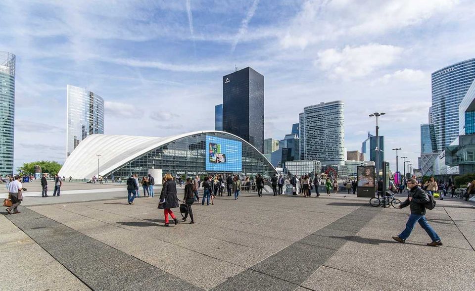 Ja, Paris ist teuer. Was bei der französischen Hauptstadt aber erschwerend hinzukommt, sind die Pariser selbst. Sie machen Expats die Eingewöhnung schwer. In dieser Kategorie belegte Paris im InterNations-Ranking weltweit den zweitletzten Platz. 39 Prozent der befragten Expats bewerteten die Pariser als unfreundlich. Weltweit mussten das nur 19 Prozent von ihren neuen Mitbürgern behaupten. Selbst bei der Lebensqualität reichte es auf Platz 43 gerade einmal für das Mittelfeld. Ausländer fühlen sich in der französischen Hauptstadt zudem häufig nicht sicher. Das sagten 17 Prozent der Expats in Paris, aber lediglich neun Prozent aller Befragten weltweit.