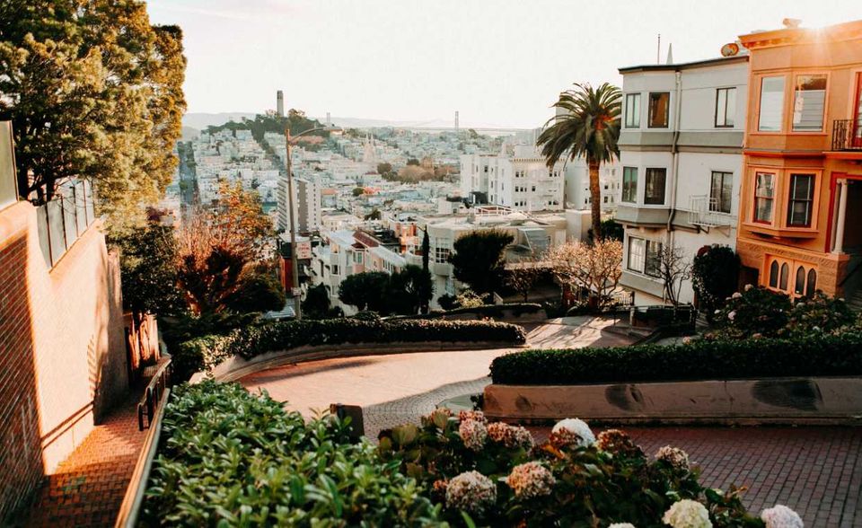 Von keiner US-Stadt sind Expats derart enttäuscht wie von San Francisco. Der Hauptgrund sind die Lebenshaltungskosten in der von Silicon-Valley-Millionären bevölkerten Metropole. Licht und Schatten liegen in San Francisco nah beieinander. Die Karrierechancen wurden von den Expats als die zweitbesten der Welt bewertet (hinter Boston). Der berufliche Erfolg muss aber teuer erkauft werden. San Francisco schnitt miserabel in Bereichen wie sichere Arbeitsplätze (78. Platz), Work-Life-Balance (78.) und Arbeitszeiten (80.) ab.