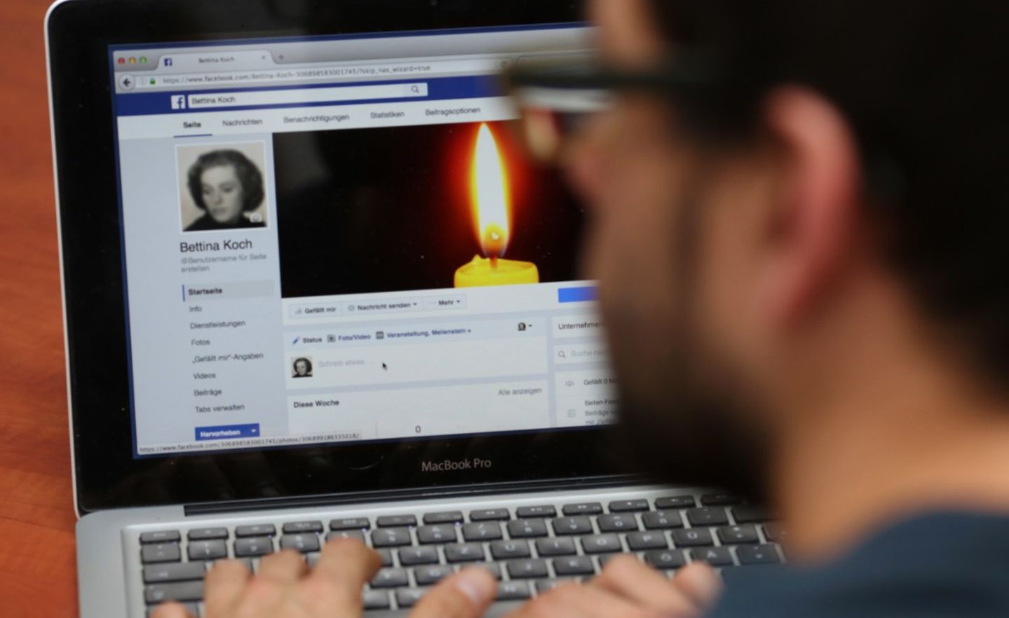 Ein Mann versetzt das Facebook-Profil einer Verstorbenen in den Gedenkzustand