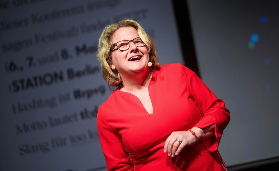 Svenja Schulze Svenja Schulze, Bundesministerin für Umwelt, Naturschutz und nukleare Sicherheit, studierte von 1988 bis 1996 in Bochum Germanistik und Politikwissenschaften auf Magister. Von 2000 bis 2004 war die ehemalige Juso-Landesvorsitzende NRW als Unternehmensberaterin tätig. 2004 wechselte sie in den nordrhein-westfälischen Landtag.