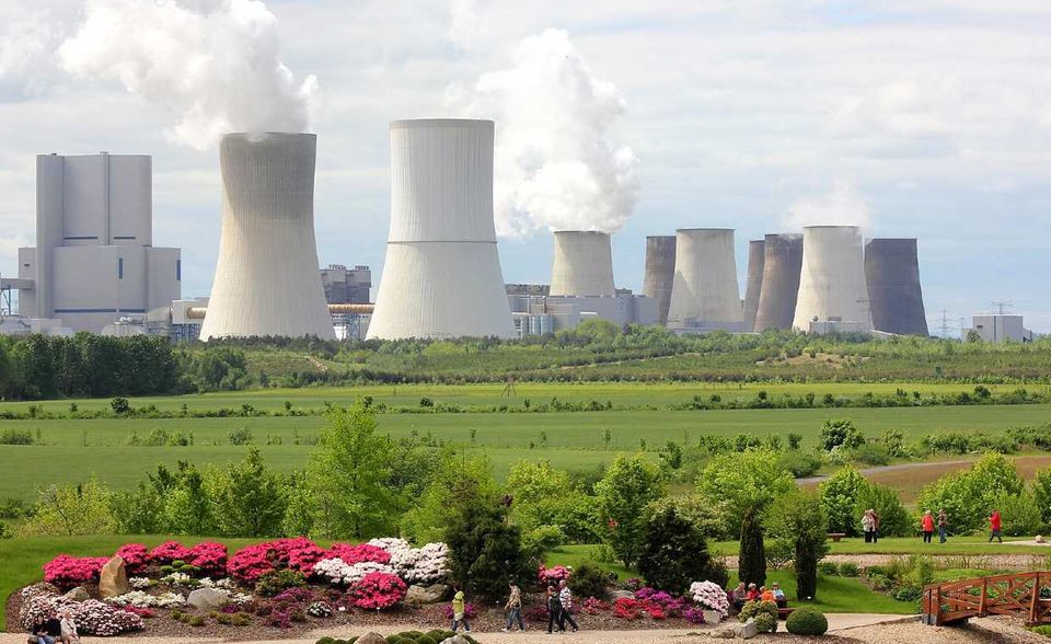 Das Braunkohlekraftwerk Boxberg in der Lausitz wird von der LEAG betrieben. Werk IV des Kraftwerks stieß 2018 insgesamt 10,2 Millionen Tonnen Kohlendioxid aus. Die letzten Blöcke des Kraftwerks sollen laut den deutschen Kohleausstiegsplänen Ende 2038 stillgelegt werden.
