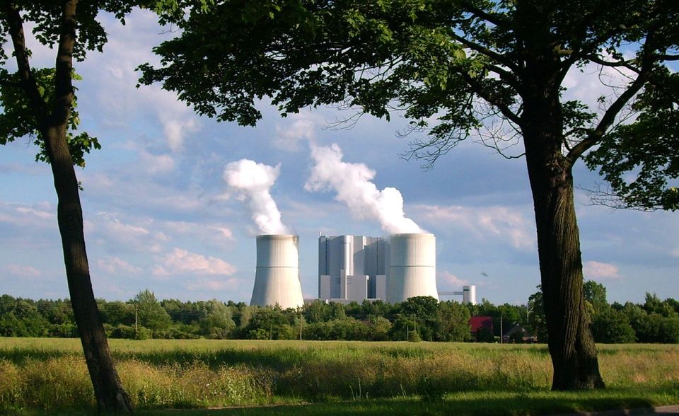 #6 Kraftwerk Schwarze Pumpe Mit einem Ausstoß von 11,7 Millionen Tonnen CO2 rangiert das Braunkohlekraftwerk Schwarze Pumpe in Brandenburg auf Platz sechs der Liste. Auch hier ist die LEAG der Betreiber. Die beiden 1998 in Betrieb genommenen Kraftwerksblöcke sollen Ende 2038 abgeschaltet werden.