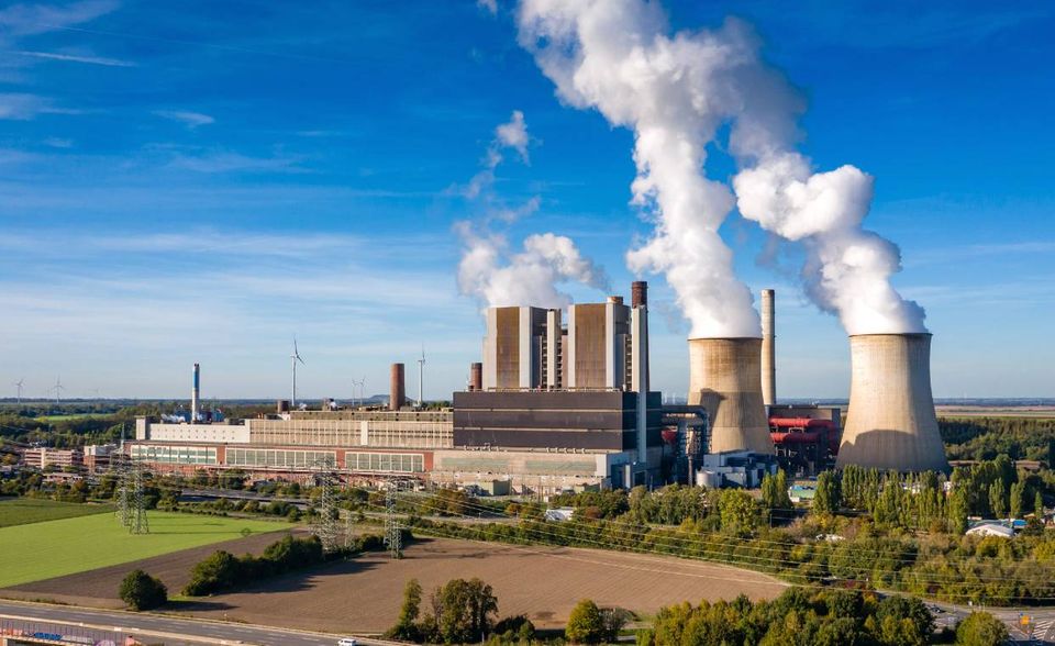 Im Rheinland werden die Braunkohlekraftwerke von RWE betrieben. Eins davon ist Weisweiler, das 2029 abgeschaltet werden soll. 2018 stieß das Kraftwerk 16,8 Millionen Tonnen CO2 aus.