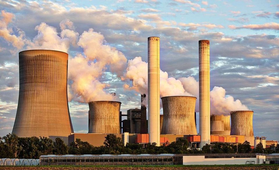 Bis Ende 2038 darf RWE noch in einem Block seines Braunkohlekraftwerks Niederaußem Strom erzeugen. Dann ist Schluss in dem Kraftwerk, das 2018 insgesamt 25,9 Millionen Tonnen CO2 ausstieß.