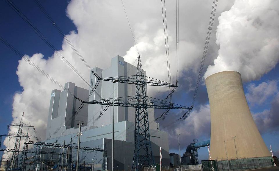 Mit einem Ausstoß von 32,1 Millionen Tonnen CO2 ist das Braunkohlekraftwerk Neurath der größte CO2-Emittent in Deutschland. Auch hier darf RWE zwei Blöcke, die im Jahr 2012 in Betrieb genommen wurden, bis Ende 2038 betreiben.