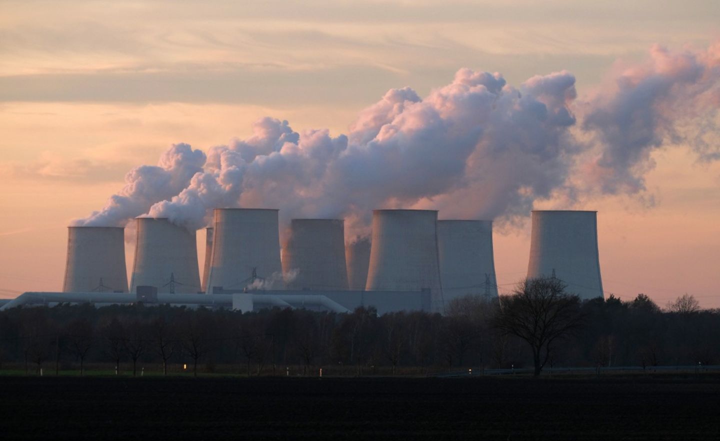 Dampf steigt aus den Kühltürmen des Kohlekraftwerks Jänschwalde. Das Kraftwerk gehört zu den größten CO2-Emittenten in Europa