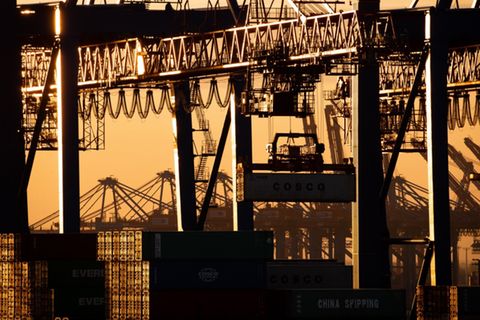 Ein Containerschiff der China Ocean Shipping Company (COSCO) wird am Containerterminal Tollerort der Hamburger Hafen und Logistik AG (HHLA) entladen