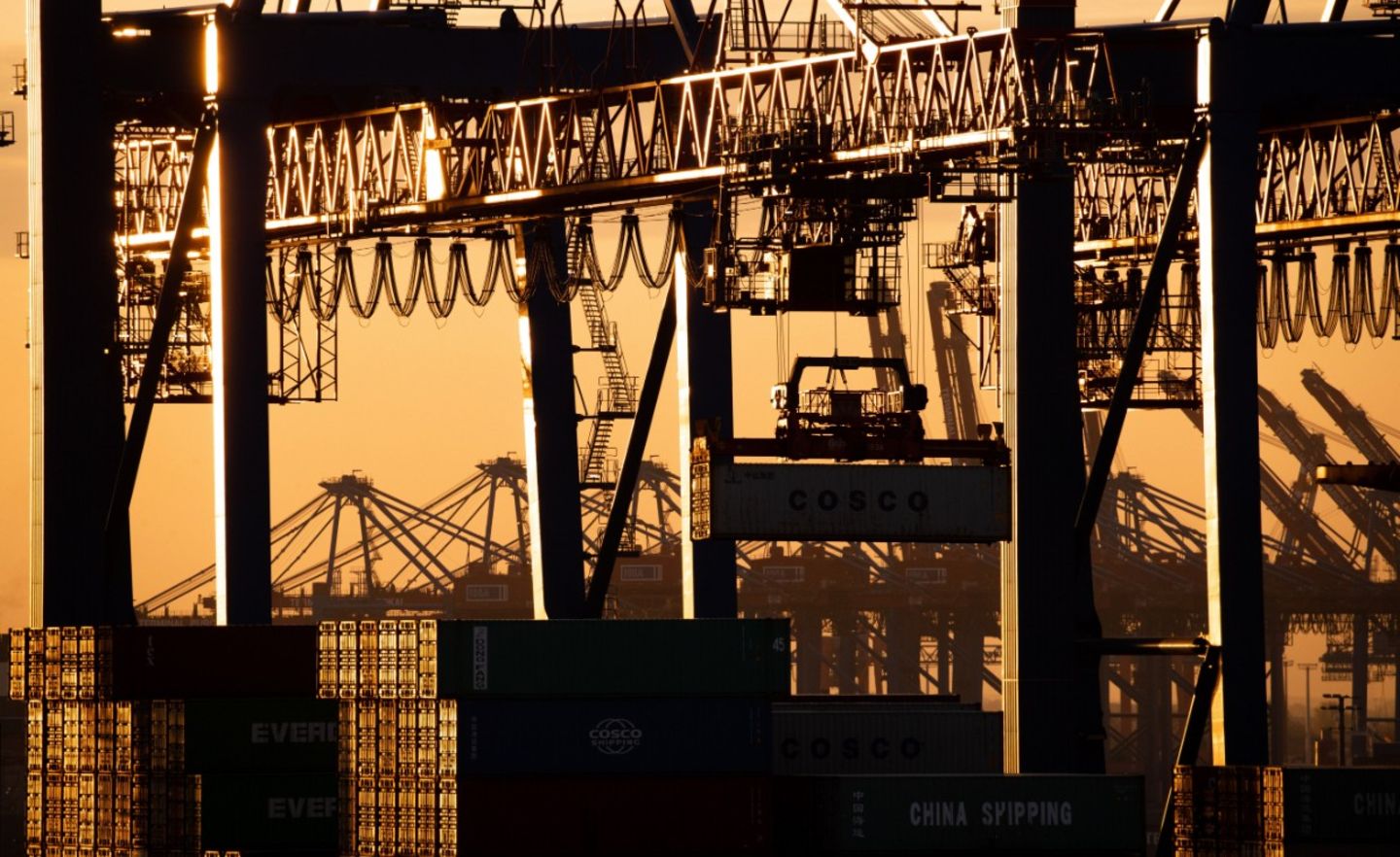 Ein Containerschiff der China Ocean Shipping Company (COSCO) wird am Containerterminal Tollerort der Hamburger Hafen und Logistik AG (HHLA) entladen