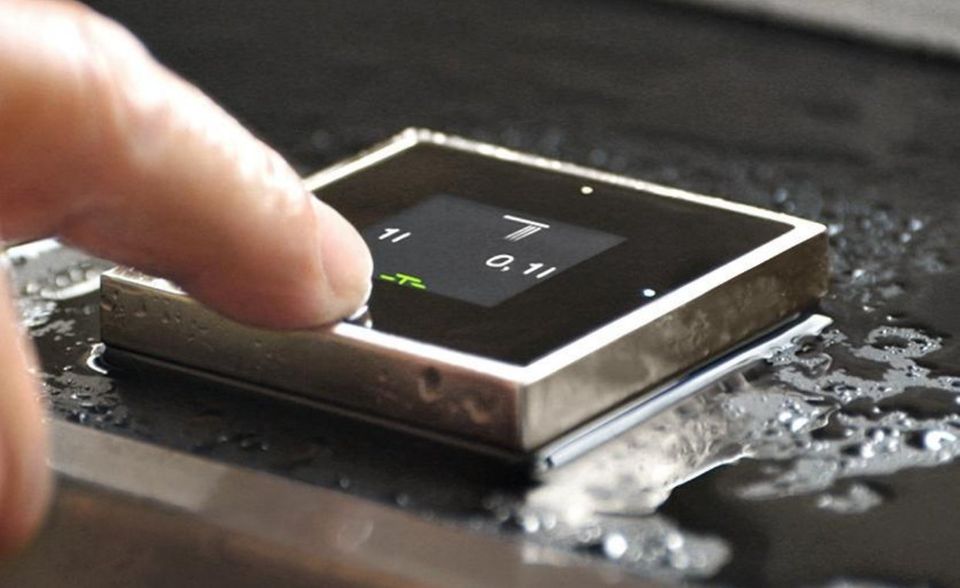 Neben Haushaltsgeräten lassen sich mittlerweile auch ganze Küchen mit dem Smartphone und anderen Geräten vernetzen. Ein Beispiel ist die e-Unit Kitchen der Firma Dornbracht. Sie ist mit der Smarthome-Plattform Digitalstrom verbunden, kann aber auch per Google Sprachassistent genutzt werden. Wer das Wasser laufen lassen oder dessen Temperatur regeln will, kann das entweder per Sprachsteuerung, per Digitalregler oder per Fußsensor machen.