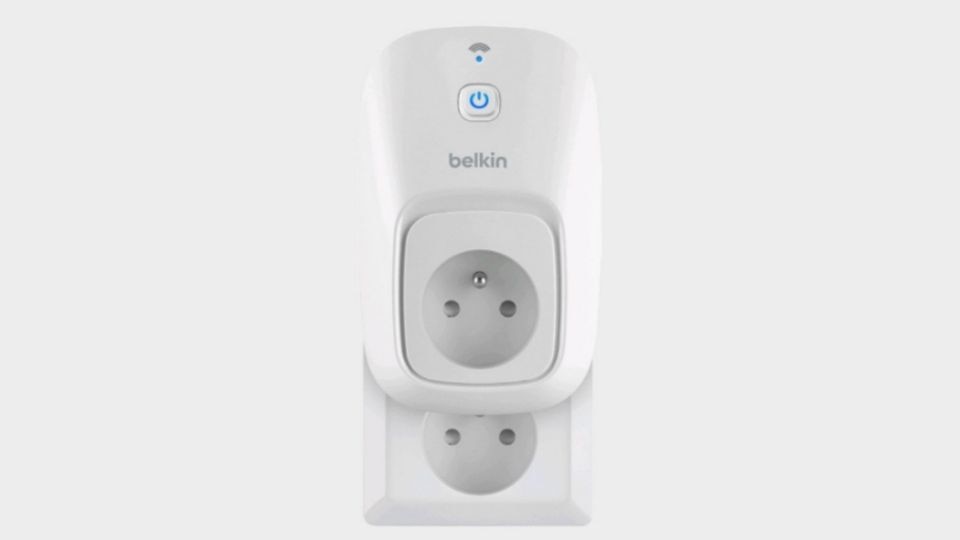 Anstatt der Lampen kann man aber auch gleich die dazugehörige Steckdose per App steuern. Smarte Steckdosen machen es möglich und verwandeln so auch normale Geräte in smarte Geräte. Manche Modelle messen dabei sogar den Stromverbrauch der jeweiligen Geräte. Das schont den Geldbeutel und die Umwelt.