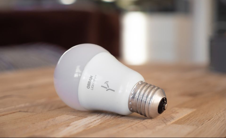 Wer sein Haus zum Smarthome aufrüsten will, steigt meist bei der Beleuchtung ein. Vom minutiös geplanten Beleuchtungsprogramm bishin zur Steuerung von außerhalb sind der Kreativität dabei kaum Grenzen gesetzt. Das große Angebot an Leuchtmitteln hat allerdings auch seine Nachteile. Denn nicht jede Glühbirne ist gleich gut mit verschiedenen Steuerungssystemen kompatibel. Vor dem Kauf lohnt sich daher eine gründliche Recherche.