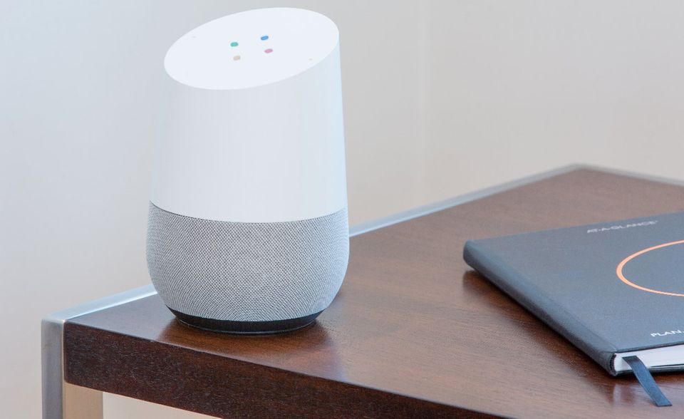 Jeder achte Erwachsene in Deutschland hat eine Smart Box zu Hause. Die eingebauten Sprachassistenten geben Auskunft, spielen Musik oder regeln andere smarte Geräte auf Kommando. Neben den drei großen Anbietern Apple, Google und Amazon setzen auch kleinere Anbieter auf die Technologie. Allerdings ist auch hier nicht jeder Assistent mit den anderen Geräten gleich gut kompatibel.