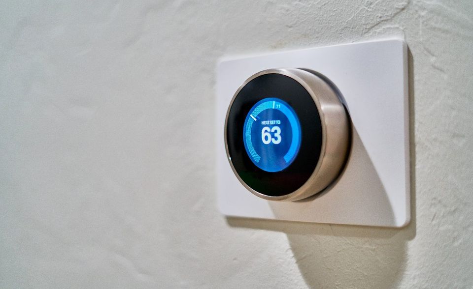 Wer neben dem Stromverbrauch auch den eigenen Energieverbrauch kontrollieren will, wird bei smarten Thermostaten fündig. Per WLAN oder Sprachassistent lässt sich die Heizung so bequem runter- und raufregeln. Je nach Modell ist das sogar aus der Ferne möglich.