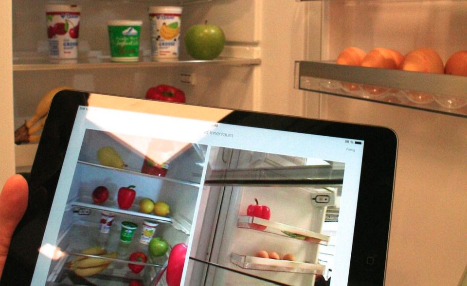 Der Kühlschrank, der Produkte automatisch nachbestellt, ist noch Zukunftsmusik. Die smarten Modelle von heute erleichtern das Einkaufen aber trotzdem: Einige Kühlschränke erfassen bereits, welche Lebensmittel noch vorhanden sind und senden die Informationen an die dazugehörige App. Dort können Kunden ihren Lebensmittelvorrat mit verschiedenen Rezepten vergleichen und wissen so, was noch eingekauft werden muss. Auch die Temperatur lässt sich bequem über das Smartphone regeln.