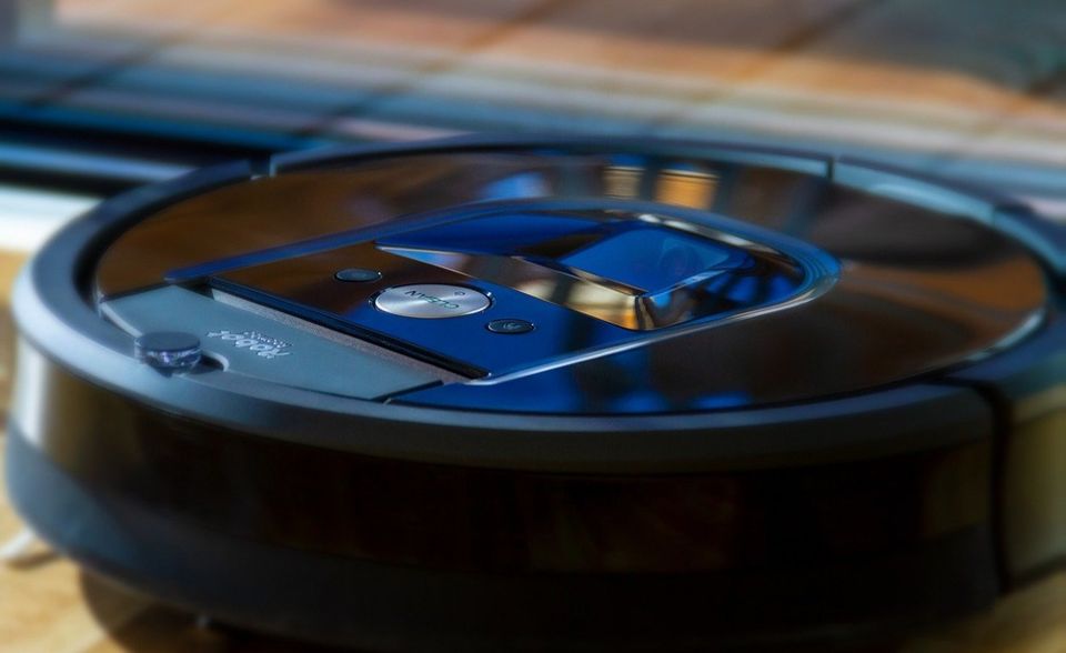 Als autonome Staubsauger und Rasenmäher haben es Roboter bereits in den Alltag des Smarthomes geschafft. In Zukunft sollen sie mittels künstlicher Intelligenz und Maschinenlernen aber zu richtigen Assistenten werden. Aktuelle Prototypen und Modelle erfüllen bisher nur einfache Aufgaben und bringen zum Beispiel Gegenstände auf Kommando. Auf die autonomen Haushaltshelfer müssen Konsumenten aber wohl noch einige Jahre warten.