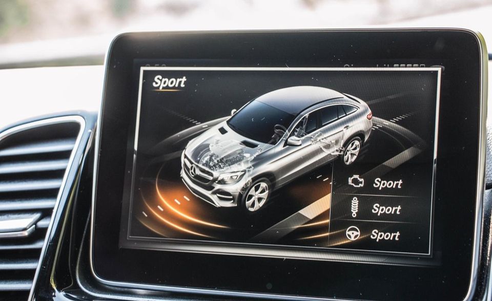 Statt von der Couch könnte das Smarthome der Zukunft auch aus dem Auto gesteuert werden. Einen ersten Prototypen für die Vernetzung hat Autobauer Renault zusammen mit dem Start-Up Otodo bei der Elektronikmesse CES vorgestellt. Per App und per Sprachbefehl lassen sich vernetzte Smarthome-Geräte so auch von unterwegs steuern. Mit den Programmen Leaving Home und Arriving Home reagieren die Gerät auf die Entfernung vom Auto zum Haus. So schalten sich Geräte selbst aus, wenn sich das Auto zu weit entfernt, oder wieder an, wenn das Auto sich dem Haus nähert.