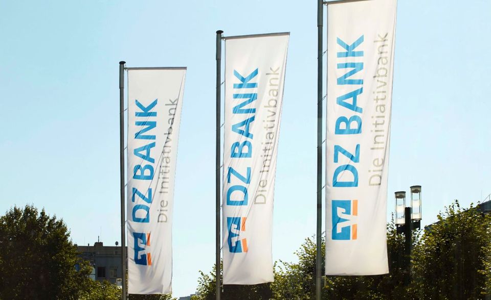 Die Deutsche Zentral-Genossenschaftsbank belegt mit 519 Mrd. Euro den zweiten Rang. Sie ist das Zentralinstitut der rund 850 deutschen Kreditgenossenschaften. Die Volksbanken und Raiffeisenbanken bilden neben Privatbanken und Sparkassen eine dritte große Bankengruppe.