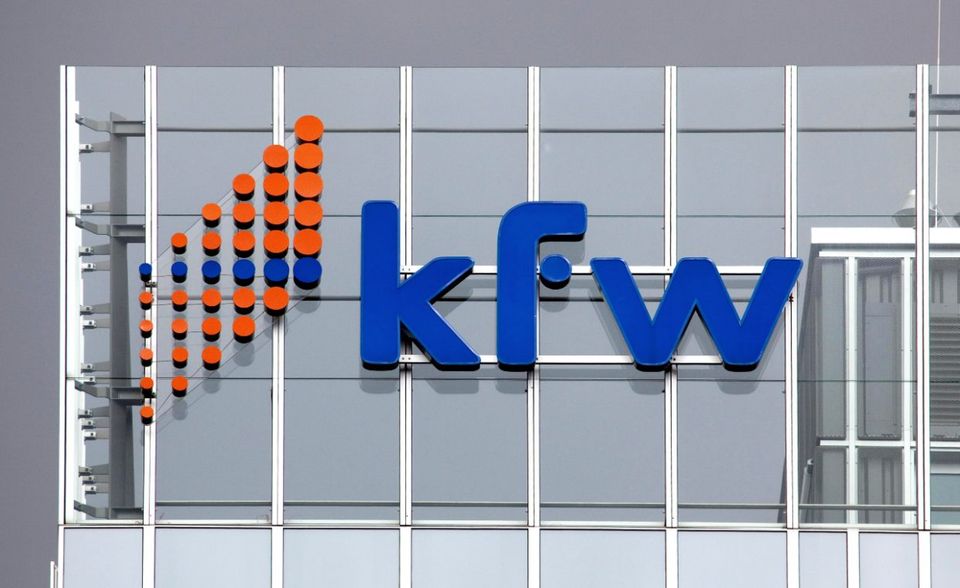 #3 KfW Bankengruppe Der namensgebende Auftrag ist längst erledigt. Die 1948 gegründete Kreditanstalt für Wiederaufbau ist aber weiterhin Investitionen in die Zukunft verschrieben. Die Förderbank unterstützt Vorhaben von Bürgern, Projekte in Entwicklungsländern und deutsche Unternehmen im globalen Wettbewerb. Die Aufsicht liegt beim Bundesfinanzministerium. Die Bilanzsumme der KfW belief sich laut „Die Welt“ 2018 auf 486 Mrd. Euro.