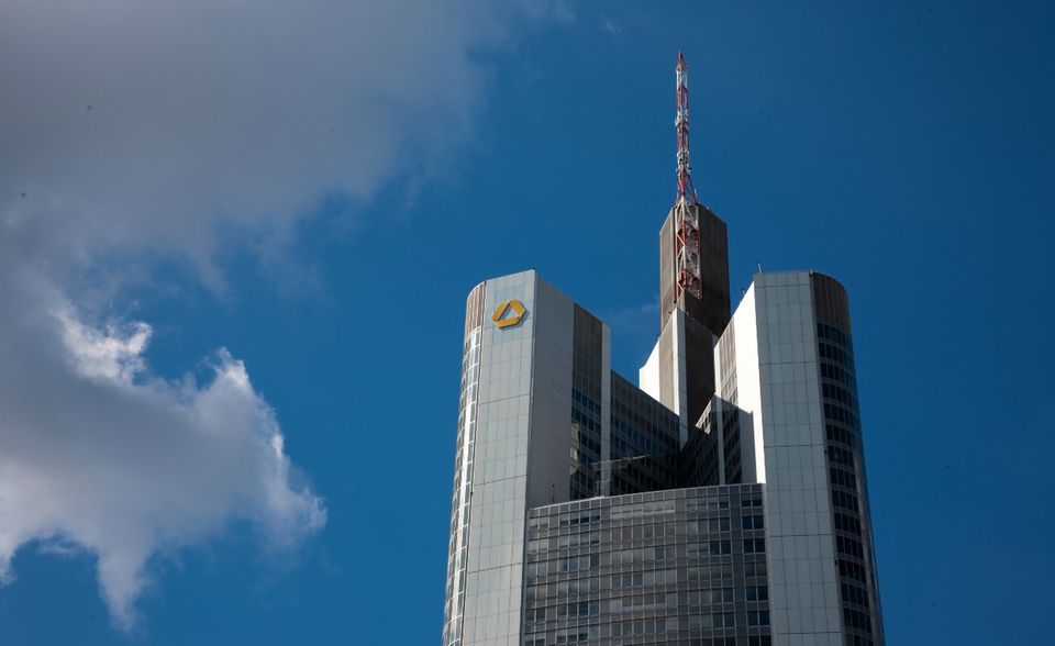 2019 scheiterte die Fusion der Deutschen Bank mit der Commerzbank. Aus der deutschen Superbank wurde somit nichts, die CoBa bleibt die zweitgrößte Privatbank hierzulande. Insgesamt steht sie mit ihrer Bilanzsumme von 462 Mrd. Euro auf dem vierten Platz.