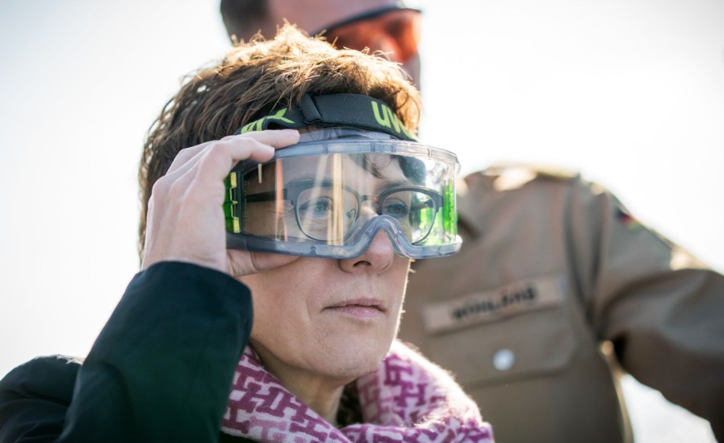 Verteidigungsministerin Annegret Kramp-Karrenbauer hat die Berateraffäre von ihrer Vorgängerin geerbt. Doch Pannen bei der Aufklärung und eine fragwürdige Informationspolitik gegenüber dem Parlament bringen auch sie zunehmend in die Kritik