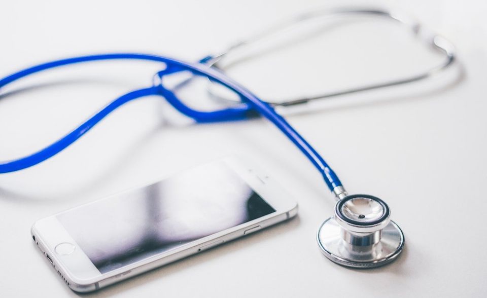 Wer auf seine Gesundheit achten will, kann dabei schon jetzt auf das Smarthome bauen. So messen Kameras die Luftqualität und melden Keime im Raum. Auch im Schlafzimmer wachen Sensormatten über den eigenen Schlaf. Noch arbeiten die Geräte aber isoliert. Die Vernetzung untereinander und mit entsprechenden Gesundheits-Apps hilft dagegen die eigene Gesundheit besser zu überwachen – und könnte in Zukunft vielleicht auch den Gang zum Arzt sparen.